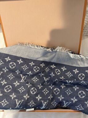 Louis Vuitton Authentic Scarf Denim Color 100% authentic